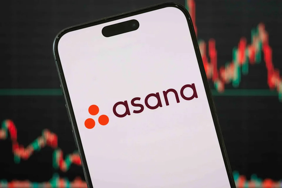 Asana Stock Plunges as CEO Steps Down, Firm Issues Soft Outlook